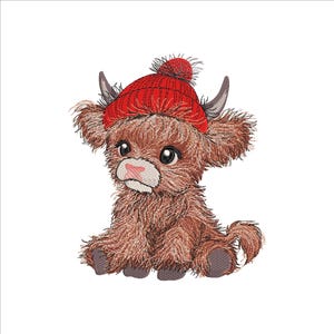 Peut inclure: Un petit veau Highland brun et blanc portant un bonnet rouge tricoté avec un pompon blanc. Le veau est assis les jambes croisées et a une expression douce sur son visage.