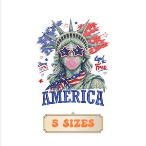 Könnte beinhalten: Ein Stickdesign der Freiheitsstatue mit sternförmiger Sonnenbrille und Halstuch, die eine rosa Kaugummiblase macht. Der Text umfasst Since 1776, Land of the Free und AMERICA. Darunter befindet sich ein rechteckiges Etikett mit 5 SIZES.