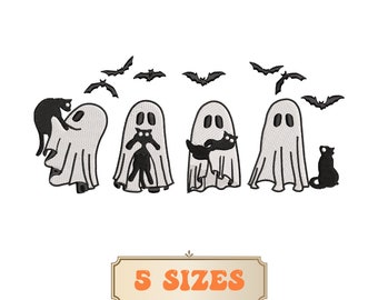 Puede incluir: Diseño bordado de Halloween con cuatro fantasmas, gatos negros y murciélagos. Los fantasmas son blancos con detalles bordados en negro. Los murciélagos son negros. El texto "5 TAMAÑOS" está en un marco dorado.