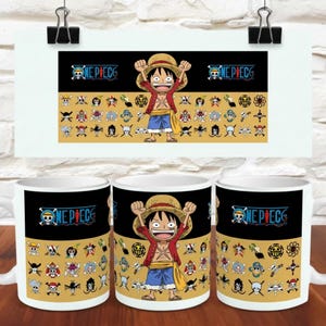 Puede incluir: Taza de cerámica blanca con un diseño colorido de la serie de anime One Piece. El diseño incluye el logotipo de la serie, una ilustración de personajes y varios símbolos. La taza es de tamaño estándar.