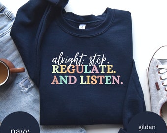 Può includere: Felpa blu navy Gildan con il testo "alright stop. REGULATE. AND LISTEN." in lettere colorate.