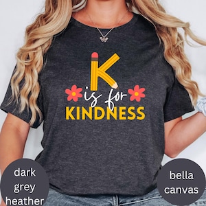 Camiseta con letras de lápiz, camiseta de cuello redondo con mensaje de amabilidad floral, camiseta de equipo preescolar, maestra de jardín de infantes, educadora de alfabetización, educadora de primer grado, primaria