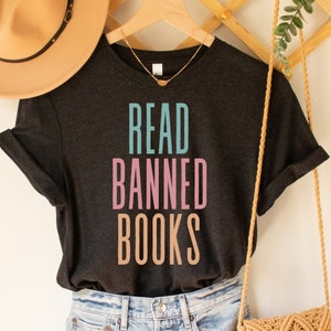 Lesen Sie verbotene Bücher Sweatshirt, Banned Books Pullover, Alphabetisierung und Gerechtigkeit für alle, Banned Books Rundhalsausschnitt, I&#39;m With The Banned Shirt