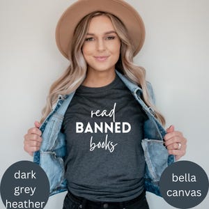 Lesen Sie verbotene Bücher Sweatshirt, Banned Books Pullover, Alphabetisierung und Gerechtigkeit für alle, Banned Books Rundhalsausschnitt, I&#39;m With The Banned Shirt