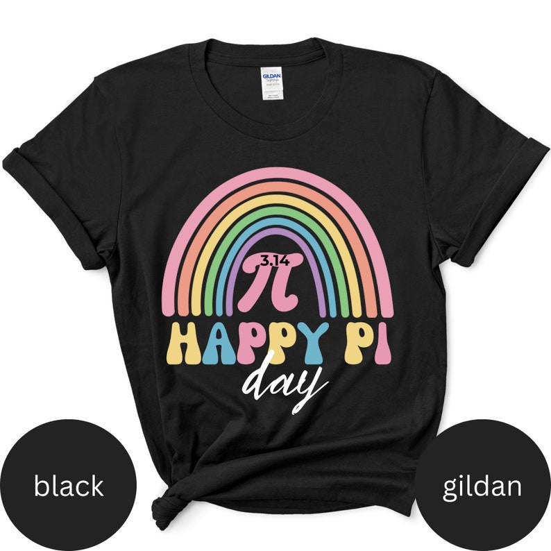 Może przedstawiać: Czarna koszulka z kolorowym tęczowym wzorem i napisem "3.14 Happy Pi Day". Wz&oacute;r zawiera symbol Pi i jest w pastelowych kolorach. Koszulka jest marki Gildan.