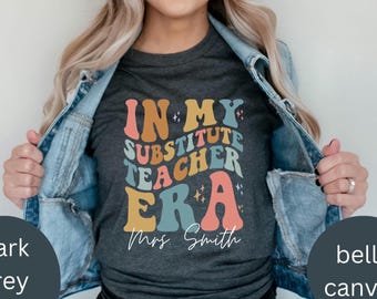 Könnte beinhalten: Dunkelgraues T-Shirt mit einem bunten Retro-Design, auf dem "In My Substitute Teacher Era" steht, darunter der Name "Mrs. Smith".