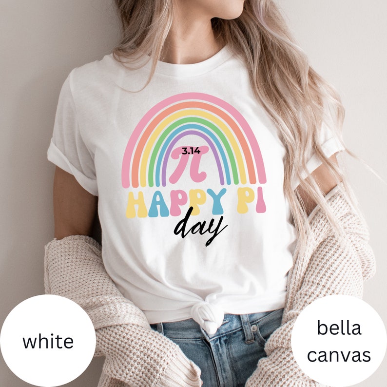Może przedstawiać: Biała koszulka Bella Canvas z tęczowym wzorem i napisem "3.14 Happy Pi Day". Projekt zawiera symbol pi i datę 3.14. Koszulka jest w stylu casual.