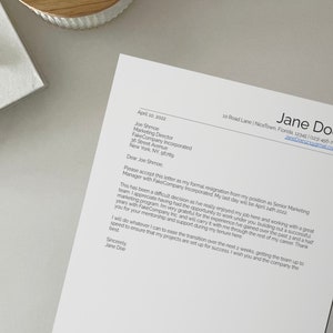 Puede incluir: Una carta de renuncia formal de Jane Doe, gerente senior de marketing de FakeCompany Incorporated, dirigida a Joe Shmoe, director de marketing. La carta indica que su último día será el 24 de abril de 2022.