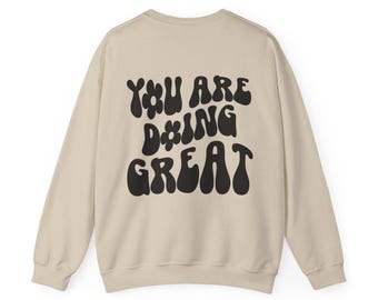 Sudadera con cuello redondo You Are Doing Great Sand con cara sonriente y la frase "Happy for Tomorrow", diseño retro hippie