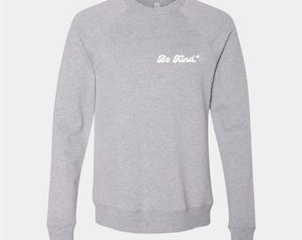 Sudadera de cuello redondo gris Be Kind: fuente vintage, gráfico del símbolo de la paz, ajuste cómodo, estampado blanco, difunde amabilidad en todas partes
