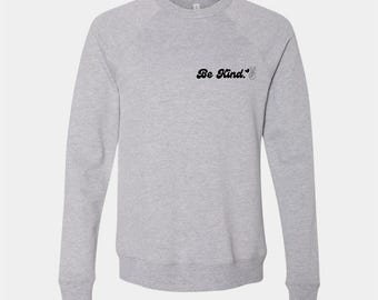 Sudadera de cuello redondo gris Be Kind: fuente vintage, gráfico del símbolo de la paz, ajuste cómodo, estampado negro, difunde amabilidad en todas partes