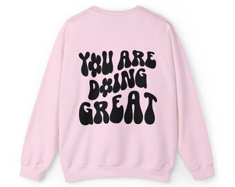 Sudadera de cuello redondo rosa claro con la frase "You Are Do Great" (Estás haciendo un gran trabajo), con cara sonriente y la frase "Happy for Tomorrow" (Feliz mañana), diseño retro hippie