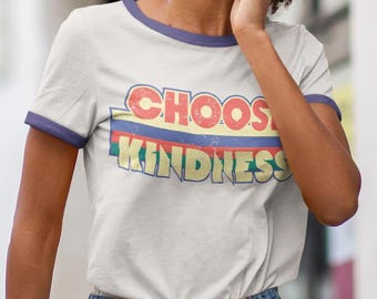 Camiseta con cuello redondo vintage Choose Kindness: diseño gráfico brillante en una camiseta clásica beige con estilo retro