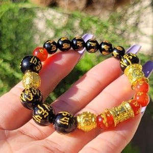 Pulsera de sanación energética con mantra de seis palabras talladas en ágata negra y roja, pulsera de cuentas con mantra Om Mani Padme Hum y letra dorada para hombre y mujer.