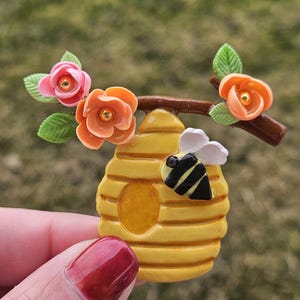 Adorables aimants abeilles - parfaits pour la décoration intérieure et cadeaux pour les amateurs d'abeilles ! À l'unité ou en lot !  Variante à fleurs roses et oranges