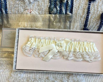 Vintage Hallmark Bridal Bride Wedding Garter Belt Cream Ivory Lace Satin Flower