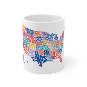 Może przedstawiać: Biały kubek ceramiczny z kolorową grafiką Stanów Zjednoczonych Ameryki. Każdy stan jest przedstawiony przez swoją nazwę, napisaną innym kolorem.