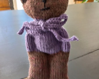 Kleiner Teddybär selbstgestrickt