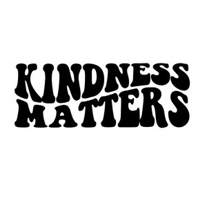 Può includere: Testo grafico in bianco e nero che recita "Kindness Matters" in uno stile di font retrò e psichedelico.