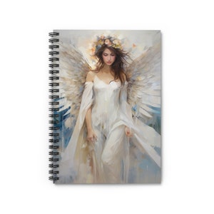 Peut inclure: Une femme aux longs cheveux bruns et une couronne de fleurs porte une robe blanche et de grandes ailes blanches. L'arrière-plan est bleu et blanc doux.