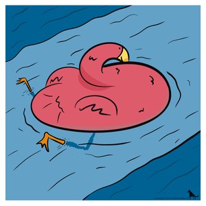 Pode incluir: Um flamingo inflável rosa flutua em uma piscina de água azul. O flamingo tem um bico amarelo e está enroscado em uma posição relaxada.
