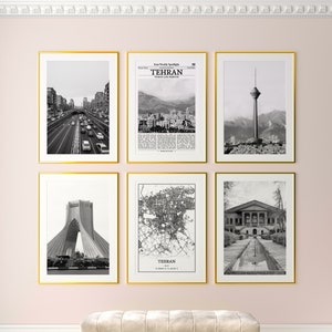 Pode incluir: Seis impressões em preto e branco emolduradas com molduras douradas são exibidas em uma parede rosa. As impressões retratam paisagens urbanas, arquitetura e um mapa de Teerã. Abaixo das impressões há um banco com pernas douradas.
