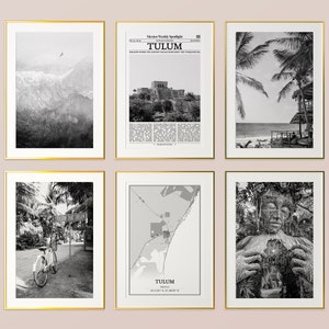 Puede incluir: Un conjunto de seis impresiones enmarcadas en blanco y negro que muestran varias escenas de Tulum, México. Las impresiones incluyen una vista del océano, una palmera, un mapa de la zona, un artículo de periódico sobre Tulum, un cartel que dice "Follow That Green" y un primer plano de una cara de madera tallada.