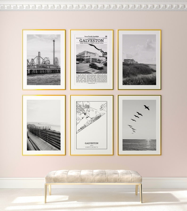 Puede incluir: Un conjunto de seis impresiones enmarcadas en blanco y negro con im&aacute;genes de Galveston, Texas. Las impresiones incluyen un recorte de peri&oacute;dico vintage, un mapa de la ciudad, una foto de la playa y una foto de un muelle con una monta&ntilde;a rusa.