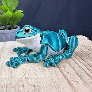 3D Printed Dumpy Tree Frog Figurine: Realistic