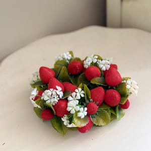Vintage Strawberry Candle Ring Wreath – 1970s Plastic Fruit & Flowers Centerpiece – Retro Kitchen Decor, Cottagecore Summer Table Accent