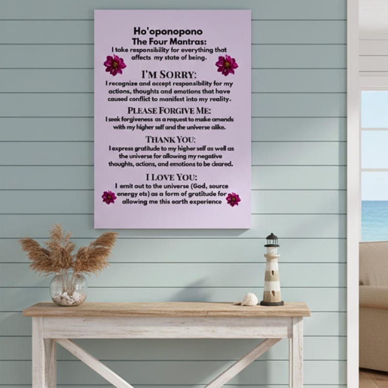 Op de afbeelding: Een ingelijste print met de tekst "Ho'oponopono The Four Mantras" in zwarte letters op een lichtpaarse achtergrond. De print bevat de mantra's "I'm Sorry", "Please Forgive Me", "Thank You" en "I Love You". Decoratieve bloemaccenten zijn aanwezig.