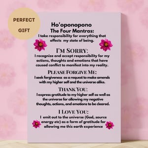 Op de afbeelding: Een lichtpaarse print met de tekst "Ho'oponopono The Four Mantras" en de zinnen "I'm Sorry", "Please Forgive Me", "Thank You" en "I Love You". De print is versierd met roze bloemengraphics en de woorden "Perfect Gift".