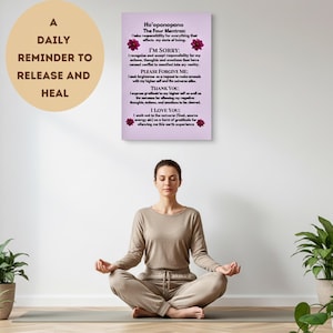 Op de afbeelding: Een vrouw mediteert in lotushouding voor een muur met een canvas print. De print toont de Ho'oponopono Four Mantras. Een cirkelvormige afbeelding links leest "Een dagelijkse herinnering om los te laten en te genezen."