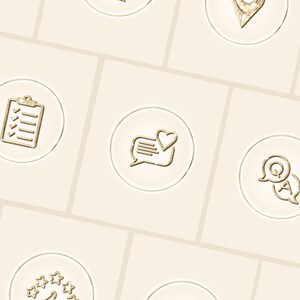 Pode incluir: Uma cole&ccedil;&atilde;o de &iacute;cones dourados sobre um fundo bege claro. Os &iacute;cones est&atilde;o dentro de molduras circulares transparentes. Os &iacute;cones incluem uma prancheta, um bal&atilde;o de fala com um cora&ccedil;&atilde;o e um ponto de interroga&ccedil;&atilde;o com as letras "Q" e "A".
