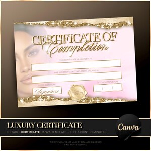 Pode incluir: Um modelo de certificado rosa e dourado. As palavras "Certificate of Completion" estão em escrita dourada. O modelo inclui campos para o destinatário, curso, assinatura e data. A parte inferior do certificado diz "Luxury Certificate" e "Editable Certificate Canva Template - Edit & Print in Minutes."