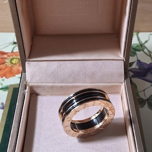 Spiralförmiger Designerring aus roségoldplattierter und schwarzer Keramik, moderner Keramik-Ehering, schicker und trendiger Schmuck, Größe 57FR