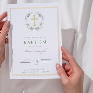 Faire-part de baptême – Carte imprimée plate 5 x 7 | Couronne et croix en or | Faire-part de baptême catholique personnalisé | Revêtement semi-brillant | Ensemble de 10+