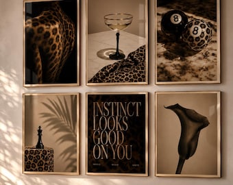 Pode incluir: Um conjunto de seis quadros de parede com uma parte traseira com estampa de leopardo, um copo de coquetel, duas bolas oito, uma peça de xadrez sobre base de leopardo, o texto INSTINCT LOOKS GOOD ON YOU e um lírio calla em tons sépia.