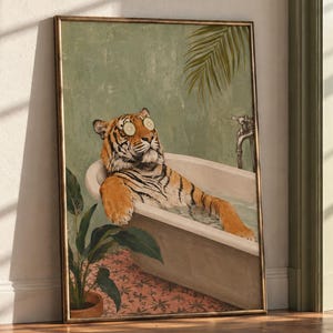 Puede incluir: Una lámina de arte enmarcada que representa a un tigre naranja y negro relajándose en una bañera blanca con patas. El tigre tiene rodajas de pepino sobre los ojos. El fondo es una pared verde con una hoja de palmera y un suelo estampado.