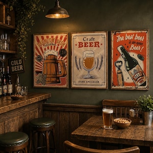 Könnte beinhalten: Drei gerahmte Bierplakate im Vintage-Stil hängen an einer dunkelgrünen Wand. Die Poster zeigen Bierbilder und Texte wie "Premium Beer" und "Craft Beer". Im Vordergrund sind eine Bar mit Hockern und ein Tisch mit einem Bierglas zu sehen.
