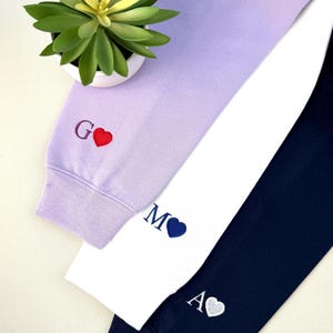 Op maat geborduurd sweatshirt met initiaal hart, gepersonaliseerde hoodie koppels, valentijnspaar initialen, bijpassende mouw, Moederdagcadeau