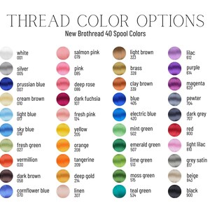 Puede incluir: Un gr&aacute;fico que muestra 40 carretes de hilo de diferentes colores, cada uno con un nombre de color y un c&oacute;digo num&eacute;rico correspondiente. Los colores incluyen blanco, plata, azul prusiano, marr&oacute;n crema, azul claro, azul cielo, verde fresco, bermell&oacute;n, marr&oacute;n oscuro, azul aciano, rosa salm&oacute;n, rosa, rosa oscuro, fucsia oscuro, rosa fresco, amarillo, naranja, mandarina, oro oscuro, lino, marr&oacute;n claro, lat&oacute;n, marr&oacute;n arcilla, azul, azul el&eacute;ctrico, verde menta, verde esmeralda, verde lima, verde musgo, verde azulado, lila, morado, magenta, esta&ntilde;o, gris oscuro, rojo, lila claro, sat&eacute;n gris, beige y negro.