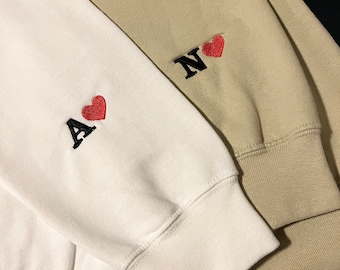 Individuell gesticktes Original-Herz-Sweatshirt | Personalisierte Paare Geschenke | Valentinstag Paar Initialen | Sweatshirts mit passenden Ärmeln