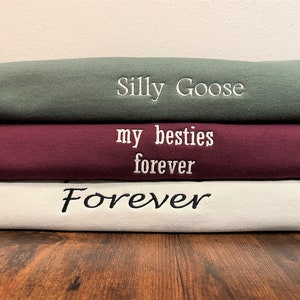 Individuell bestickte Sweatshirts Personalisiertes Text-Sweatshirt Übergroßes Vintage-Sweatshirt Personalisiert Hochzeiten Passende Freunde Bild 4