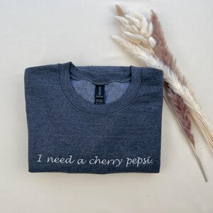 Besticktes Sweatshirt, Personalisiertes Rundhalsausschnitt, Kuscheliges Varsity Outfit Bild 3