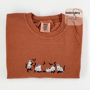 Gesticktes Ghost Cat Comfort Farben Shirt, Halloween Katzen Stickerei T-Shirt, gruselige Saison Herbst T-Shirt, Geschenk für Halloween