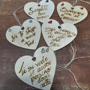 Cuori da appendere con frasi scritte a mano