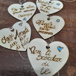 cuori da appendere con frasi scritte a mano