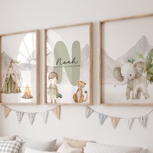 Arte de pared de guardería de camping, Impresión de aventura aguarda, Vivero de montaña, Vivero de aventuras, Camping, Impresión con nombre personalizado, Guardería con nombre personalizado