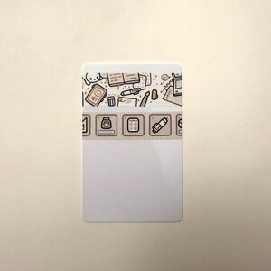 Puede incluir: Una tarjeta blanca con un borde estampado en marr&oacute;n y blanco. El borde presenta una variedad de art&iacute;culos de oficina, incluyendo un cuaderno, un bol&iacute;grafo, un l&aacute;piz, una grapadora y unas tijeras. La tarjeta tiene un espacio blanco en blanco en el centro.